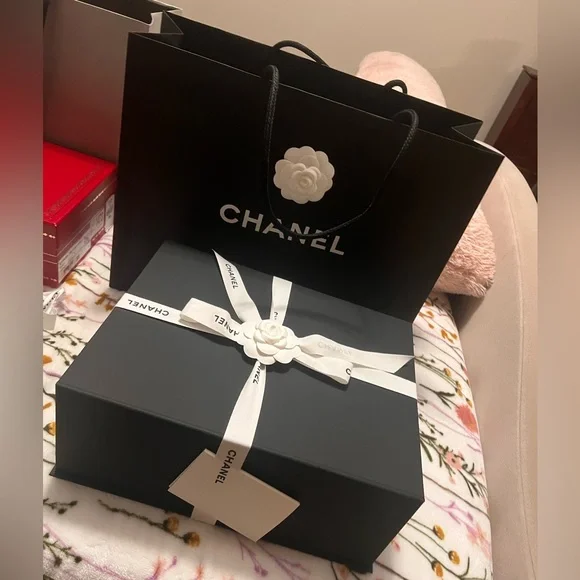 NWT CHANEL 19 HANDBAG AUTHENTIC - Picture 4 of 7